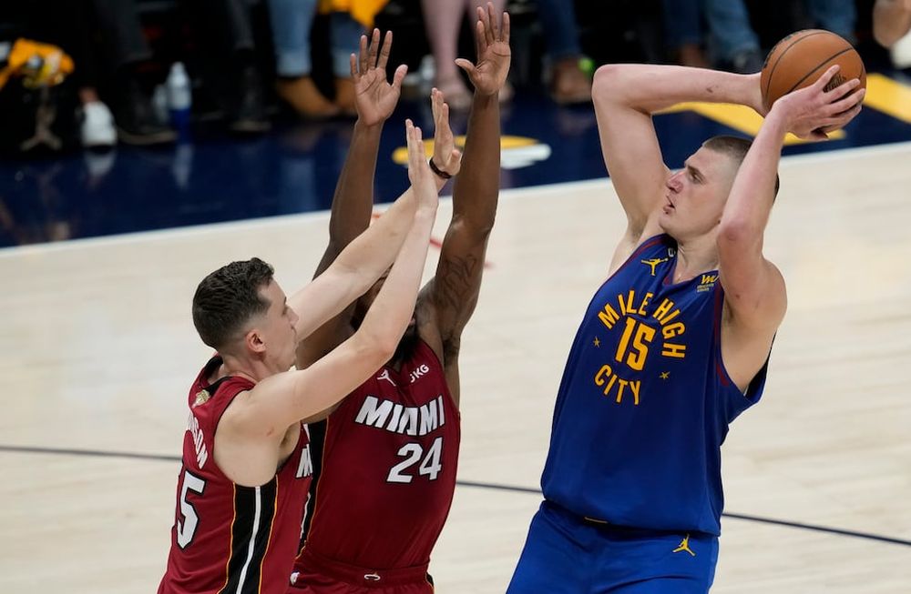 El serbio Nikola Jokic, de los Nuggets de Denver, dispara frente a Duncan Robinson, del Heat de Miami, en el primer partido de las Finales de la NBA. / Gentileza.