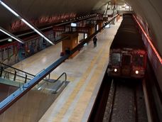 Formación del subte en la estación Triunvirato, correspondiente a la línea B, en Ciudad de Buenos Aires.