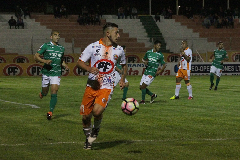 Iván Sandoval excampeón con Cobresal, ahora trabaja en recolección de basura en Chile.