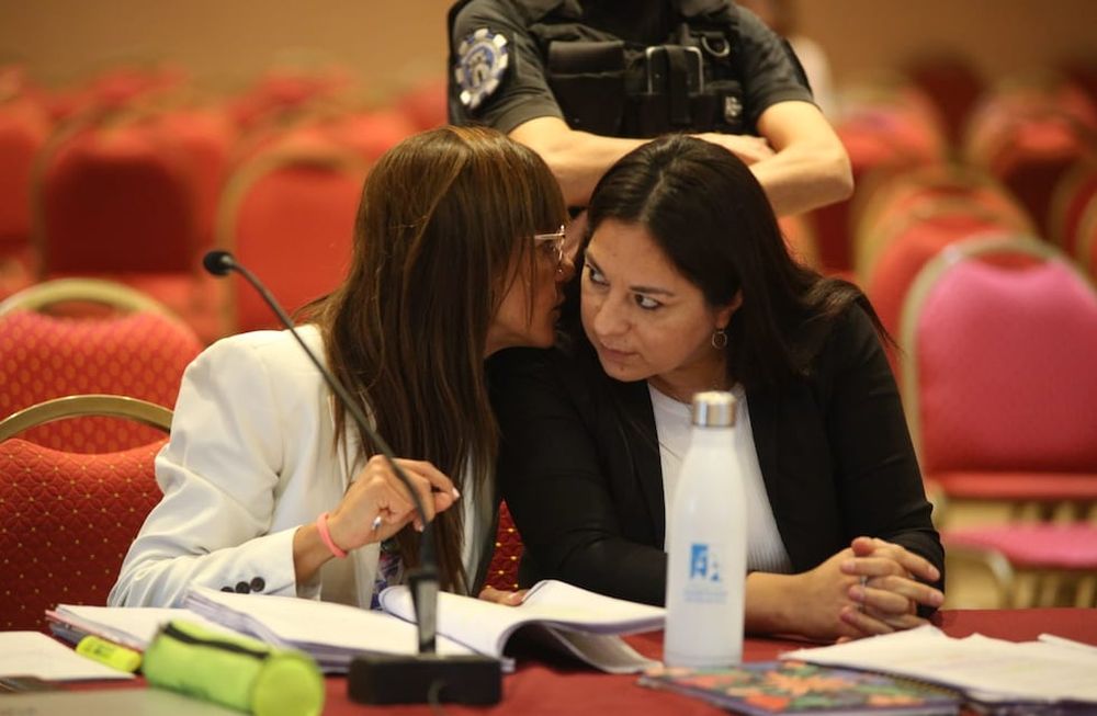 La policía Nadia Verdugo (derecha) junto a la abogada defensora María de los Ángeles Hidalgo.  | Foto: Poder Judicial.