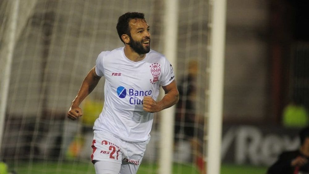 Lucas Gamba con la camiseta de Huracán
