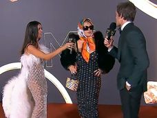 que fuerte la imagen: el look de wanda nara en los martin fierro 2025 inspirado en los anos 50