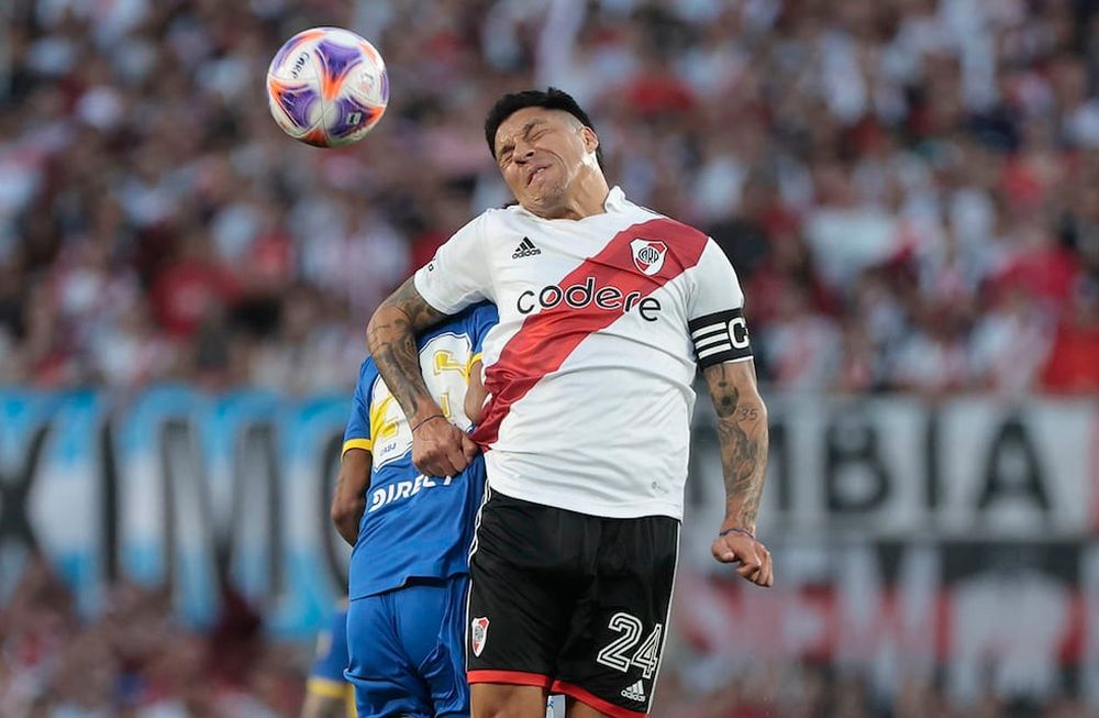 Enzo Pérez (d) de River disputa el balón con Cristian Medina de Boca hoy, durante un partido del campeonato de Primera División disputado en el estadio Monumental de Buenos Aires (Argentina). EFE/Juan Ignacio Roncoroni
