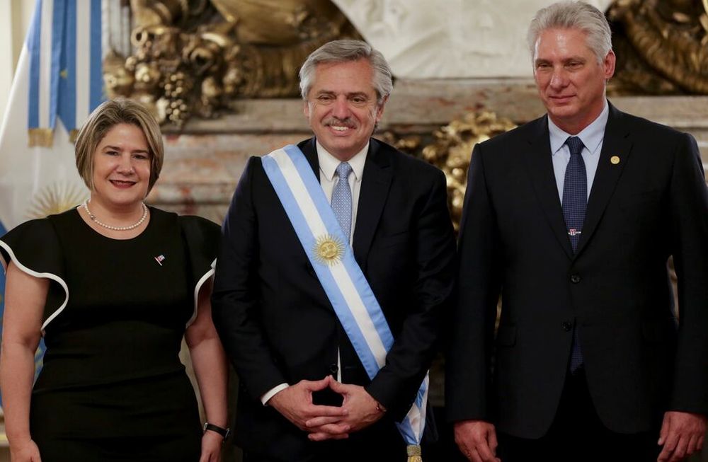 El presidente de Argentina, Alberto Fernández, en el centro, posa para una foto con el presidente de Cuba, Miguel Díaz-Canel, a la derecha, y su esposa Lis Cuesta en el palacio presidencial en Buenos Aires. AP