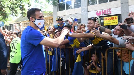 El capitán de Boca, Carlos Izquierdoz, saluda los fanáticos Xeneizes. / José Gutiérrez ( Los Andes).