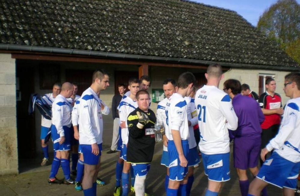 En Francia, un arquero dejó el partido de fútbol para asistir al parto de una vaca