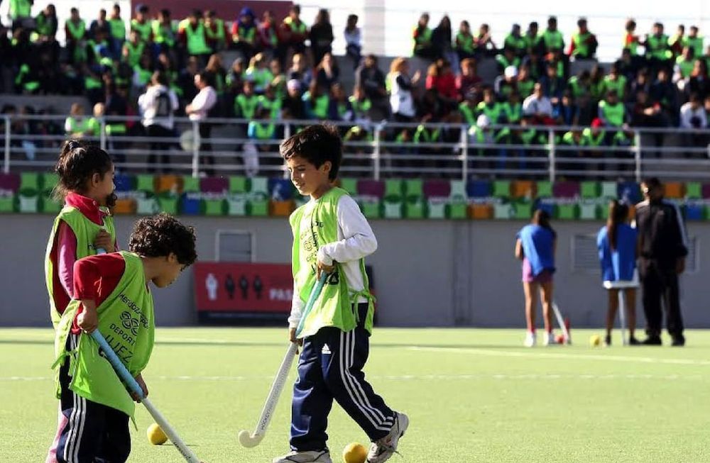 Clases gratuitas de hóckey y atletismo