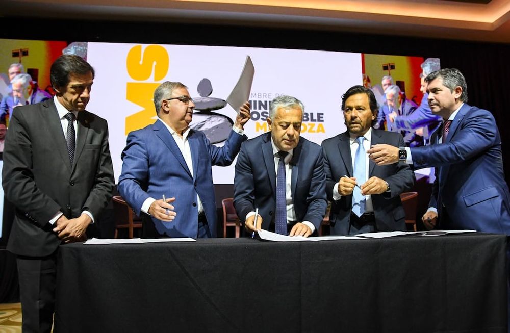 El gobernador Alfredo Cornejo con sus pares Carlos Sadir, Raúl Jalil, Gustavo Saez y Marcelo Orrego en la Cumbre de Minería realizada esta semana en Mendoza.