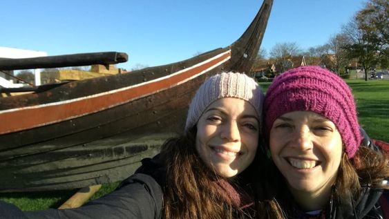 Carolina Fantozzi (izq.), la mendocina que es guía turística entre barcos vikingos y la cuna de la historia de Dinamarca. / Gentileza: Carolina Fantozzi.