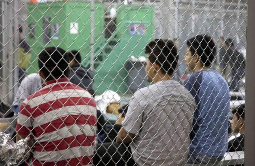 La foto del escándalo: el gobierno de Trump mete a niños separados de sus padres en jaulas