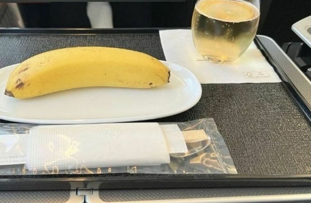 Sin embargo, el pasajero supo destacar el lado positivo, pues aclaró que “fue lindo de parte del equipo servir el plátano con palillos”. Foto: Twitter.