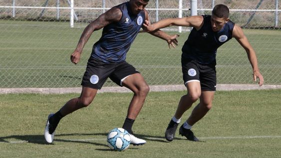 Abrego, que será titular ante River, presiona en la práctica a Cartagena. / Gentileza: Prensa Godoy Cruz
