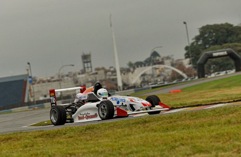 El pampeano ganó la primera carera de la Fórmula Renault 2.0