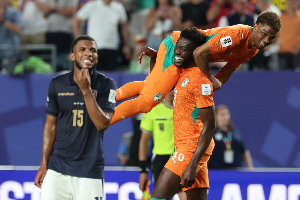 Ibrahim Sangare levanta en andas al autor del gol Amad Diallo, quien selló una valiosa victoria para Costa de Marfil sobre la hora. Ibrahim Sangare levanta en andas al autor del gol Amad Diallo, quien selló una valiosa victoria para Costa de Marfil sobre la hora.