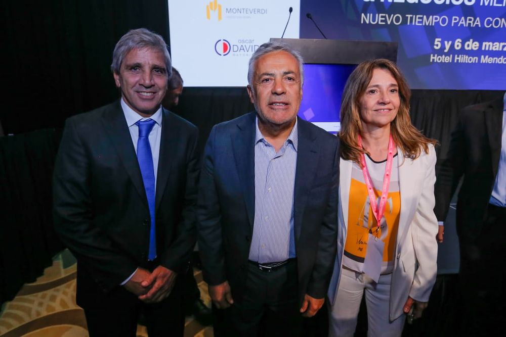 El ministro Toto Caputo, el gobernador Alfredo Cornejo y la gerente del CEM Silvia Jardel. 