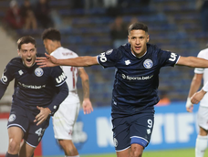 En el inicio segundo tiempo apareció el histórico goleador de la Lepra, el paraguayo Alex Arce para poner en ventaja a su equipo en el Malvinas. En el inicio segundo tiempo apareció el histórico goleador de la Lepra, el paraguayo Alex Arce para poner en ventaja a su equipo en el Malvinas.