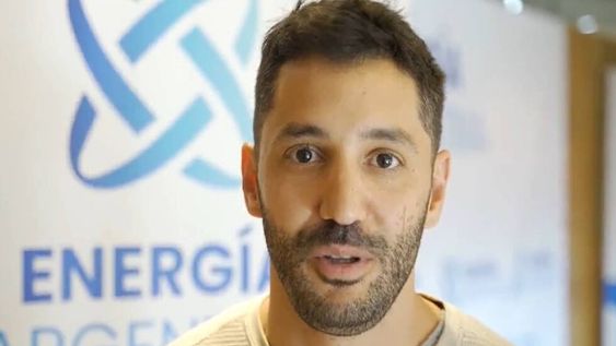 El abogado santacruceño conduce la empresa desde febrero de 2021. Es recibido en Pontificia Universidad Católica Argentina y posee un posgrado en Derecho del Petróleo y Gas Natural en Universidad de Buenos Aires.