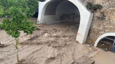 Una lluvia torrencial provocó un gran caos en una ciudad de España. El agua y el granizo cayeron con fuerza en pleno centro de Zaragoza. Gentileza: Heraldo de Aragón.