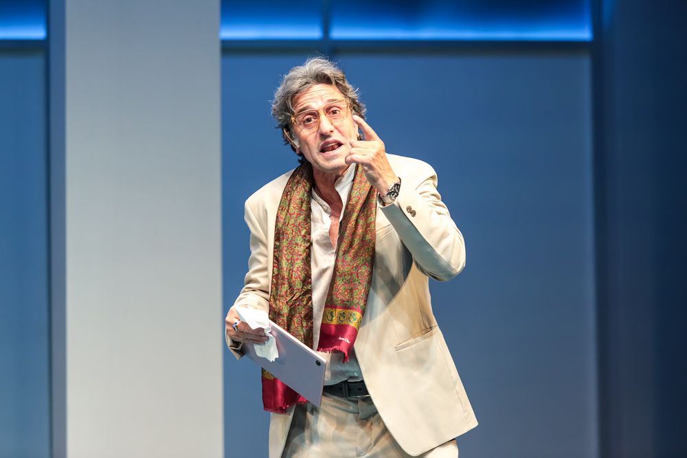 En El jefe del jefe, Peretti es Cristian, el actor que acepta el trabajo y lo toma como si fuera la actuación de su vida.