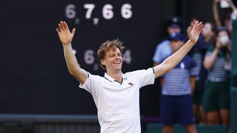 Jannik Sinner de Italia celebra el haber ganado en singles masculino al alemán Alexander Zverev, en el torneo de Wimbledon, disputado en la ciudad de Londres.