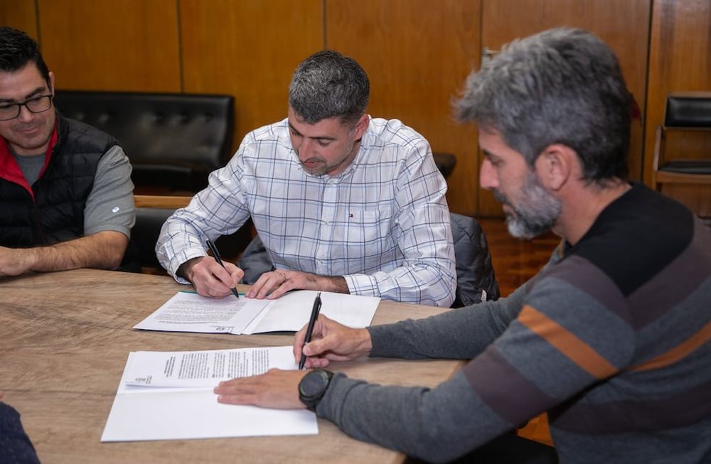 Ulpiano Suarez firmó un convenio con la Asociación Mendocina de Pádel Tour