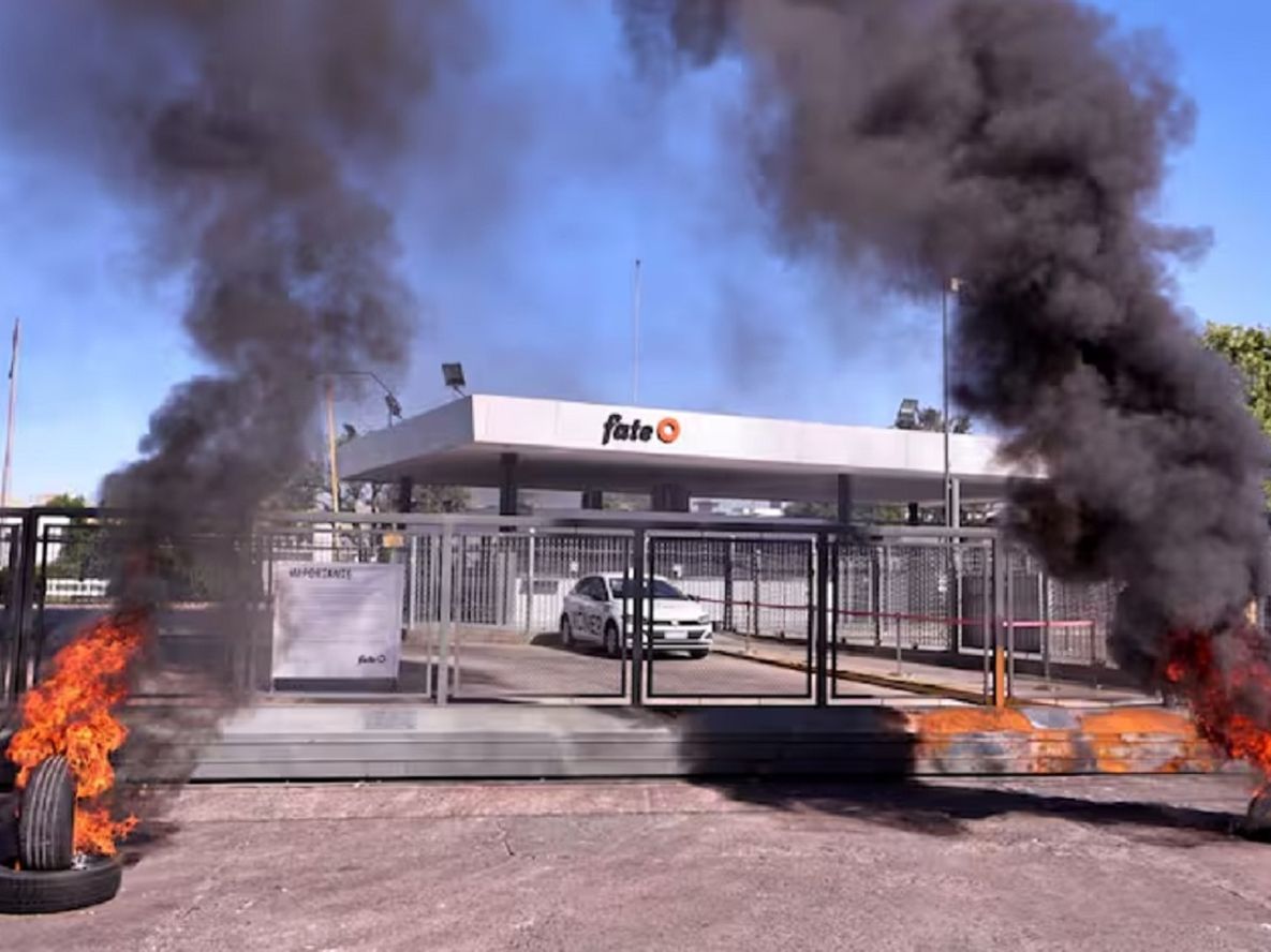 Trabajadores protestan en la fábrica de Fate, en San Fernando, tras el anuncio de cierre y despidos masivos