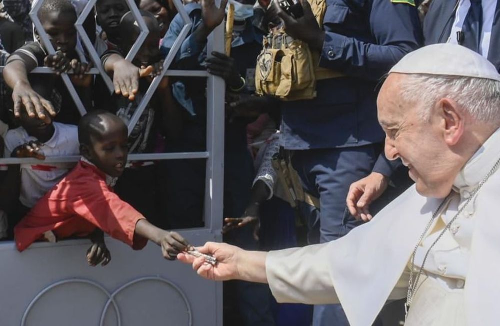 Jorge Bergoglio cumple 10 años como Papa Francisco. En la foto, un niño le da una limosna en Sudán del Sur, el país más pobre del mundo.