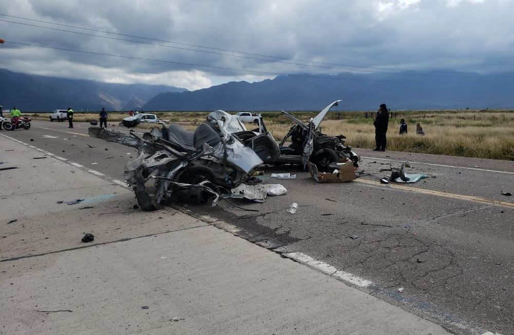 Accidente fatal: intentó pasar a un camión y chocó de frente en la ruta 7 a la altura de Luján