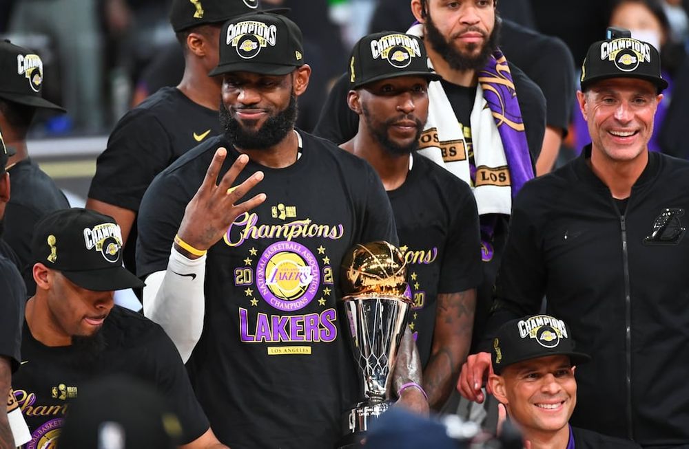 “King” James, junto a su compañero Danny Green, se sumó al selecto grupo de jugadores que ganaron tres anillos con tres franquicias diferentes. / Gentileza