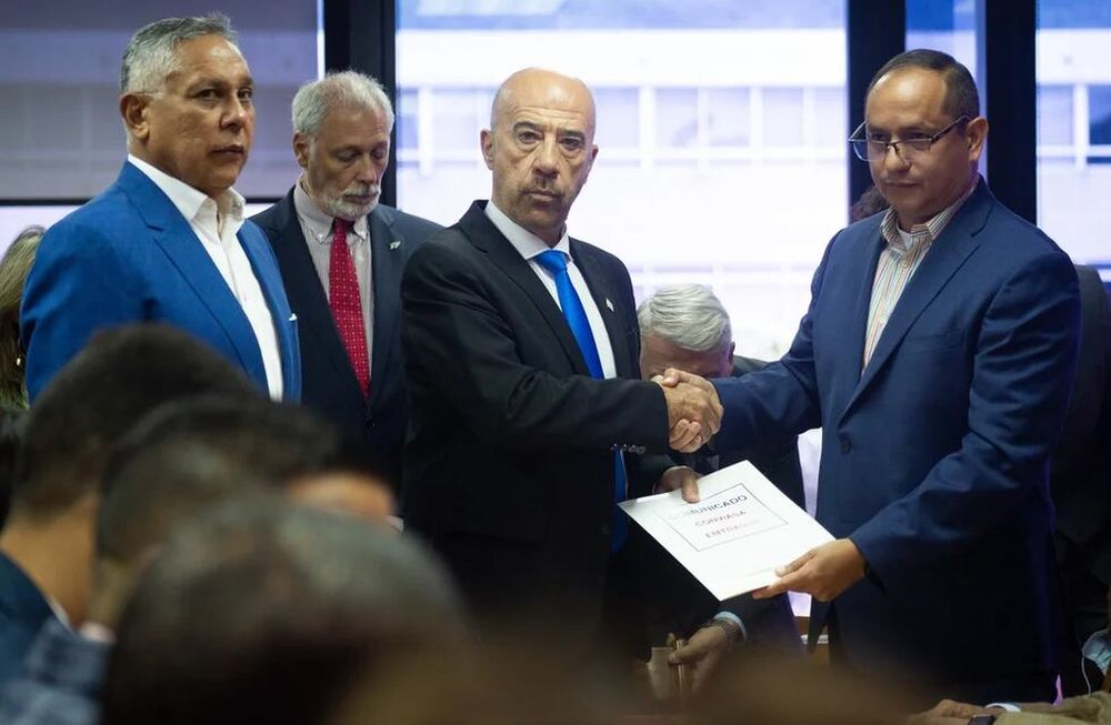 Pedro Carreño (izquierda), Oscar Laborde (centro) y Ramón Celestino Velásquez Araguayán (derecha), ministro de Transporte de Venezuela y Presidente de Conviasa. Foto: Web