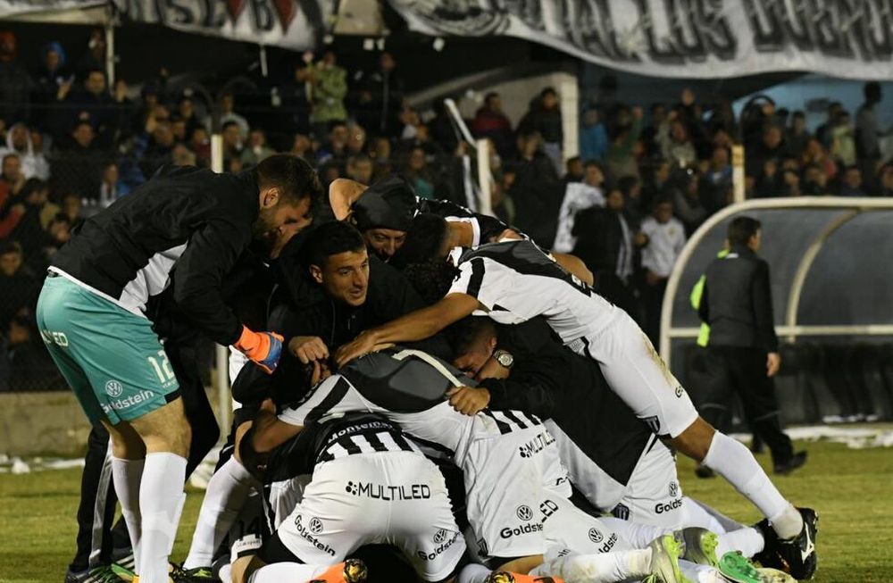 Mendoza es una fiesta: el Lobo ascendió y recuperó su lugar en la B Nacional