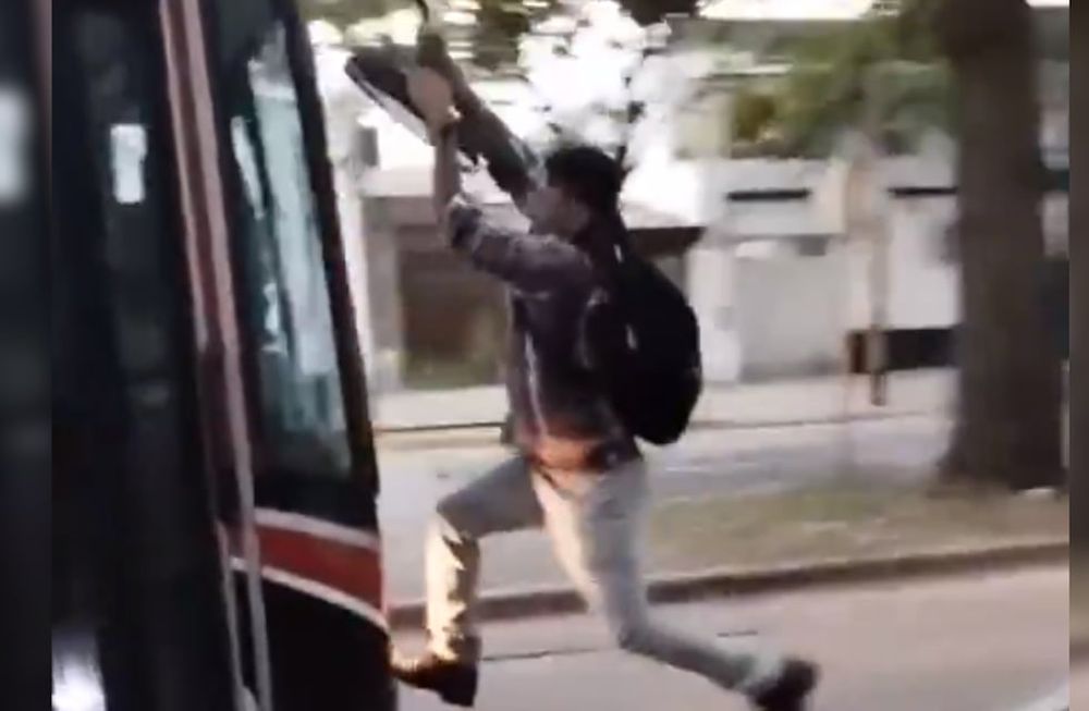 El hecho ocurrió hoy, en horas de la mañana, cuando un padre se disponía a esperar un colectivo para llevar a su hija a la escuela. Luego de que el chofer no los dejara subir, el hombre comenzó a gritar. Foto: Captura video