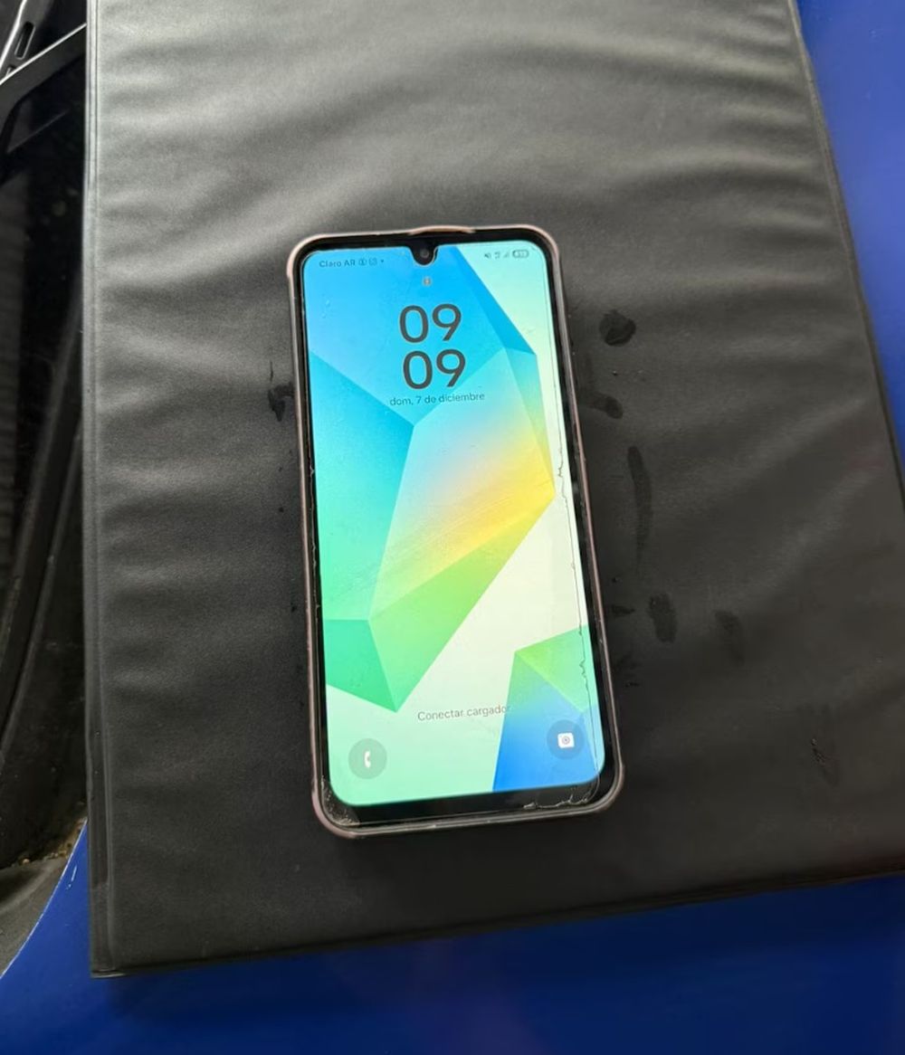 Las agresoras se dieron a la fuga tras robarle el teléfono celular a la panadera, pero el aparato fue recuperado minutos después durante el operativo policial.