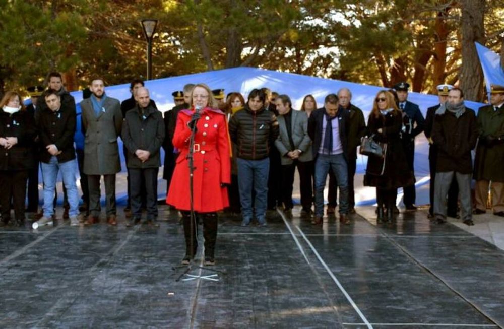 La gobernadora de Santa Cruz, Alicia Kirchner, anunció hoy que a partir del lunes 2 de noviembre quedará habilitado el ingreso al Parque Nacional Los Glaciares.