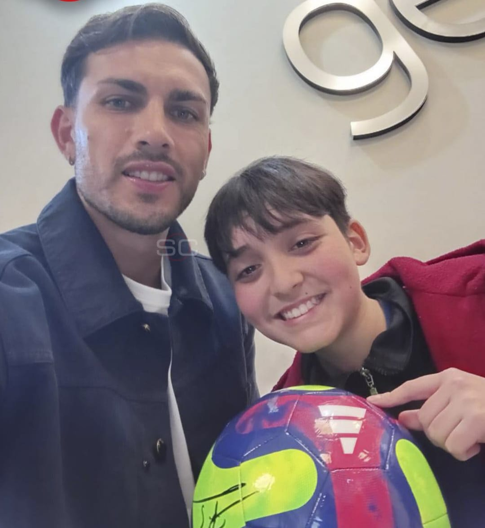 Una folla attendeva Paredes all'uscita delle visite mediche. Il campione del mondo ha trovato il tempo per tutti.