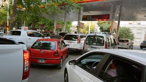 Este domingo hubo largas filas en varias estaciones de servicio de Mendoza y esto se replicó en casi todo el país. Foto: Orlando Pelichotti / Los Andes