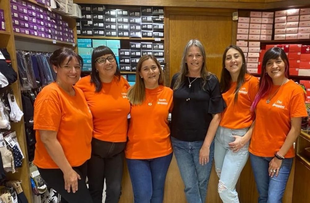 El equipo a pleno de la casa central, de izquierda a derecha Carina, Débora, Sandra, Carolina Vila (actual líder del emprendimiento famliar), Antonella y Daiana.