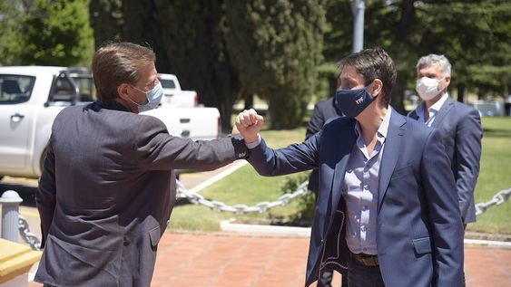 El gobernador Rodolfo Suárez y el CEO de YPF, Sergio Affronti, recorrieron las instalaciones de la destilería.