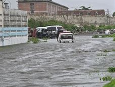 Fotografía de una calle inundada debido al paso del huracán Melissa este martes, en Kingston (Jamaica). El potente huracán Melissa tocó tierra en Jamaica con vientos máximos sostenidos cercanos a los 295 kilómetros por hora (185 millas), lluvias torrenciales y marejadas que amenazan con provocar inundaciones y daños catastróficos.&nbsp;