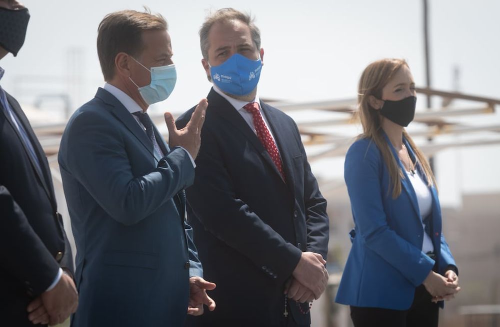 El gobernador, Rodolfo Suárez; el intendente de Maipú, Matias Stevanato; y la senadora nacional, Anabel Fernandez Sagasti. Foto: Ignacio Blanco / Los andes