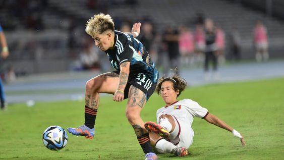 Selección argentina de fútbol enfrentando a Venezuela en el estadio Mario Kempes en el marco de un amistoso de preparación rumbo al Mundial 2023. / Gentileza: Javier Ferreyra.