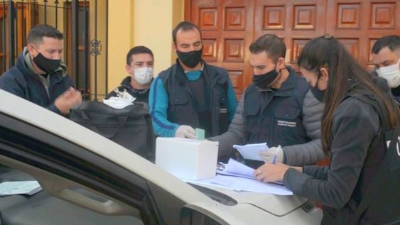 En el lugar fueron aprehendidos un enfermero con licencia vencida, tres vecinos que concurrieron a vacunarse y un remisero trucho. / Archivo