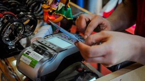 Hoy cierra la tarjeta: cuándo comprar para pagar menos y qué pasará con los consumos en dólares