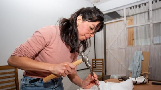Una joven orfebre mendocina llegó con sus piezas a la Semana de la Joyería en Milán. Macarena López es emprendedora independiente, licenciada en Artes Visuales y técnica artística en Escultura