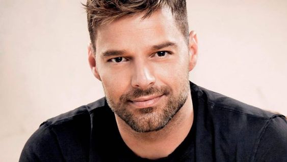 En una entrevista con People, el cantante puertorriqueño contó lo que sintió hace dos décadas atrás, cuando fue presionado a admitir su sexualidad.