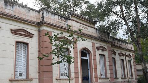 Los Andes | Edificio abandonado de Eureka, ex Parque de la Ciencia ubicado en el parque General San Martín de Ciudad, donde harían un centro cultural. Foto: José Gutierrez / Los Andes