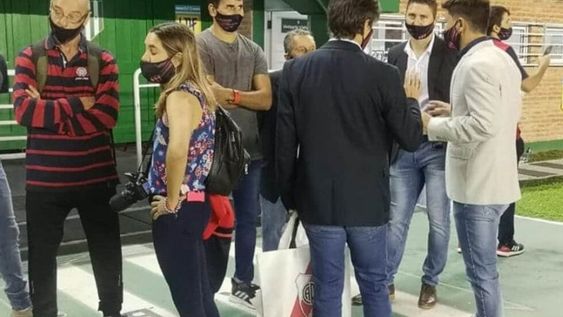 En un gesto para imitar, directivos de River, entregaron camisetas a sus pares  de Defensores de Pronuncimiento. / Gentileza.