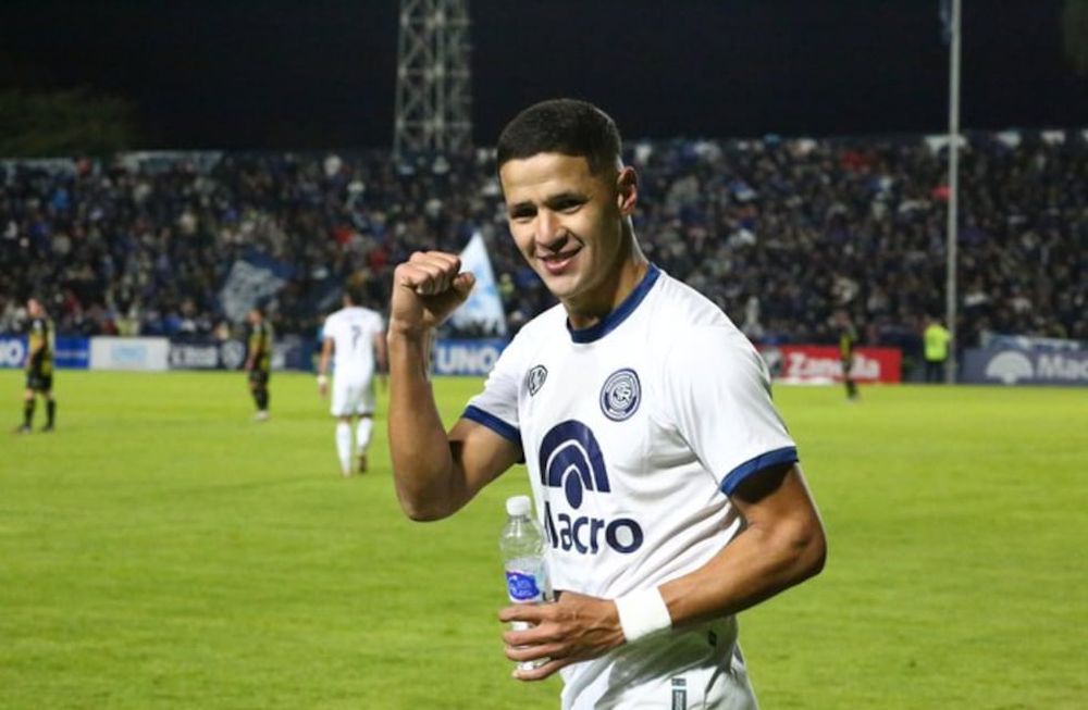 El paraguayo Alex Arce es el nuevo ídolo de los hinchas de la Lepra. Es el goleador de la Primera Nacional: 19 festejos en igual cantidad de juegos.
