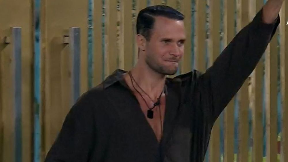 En su primer día en Gran Hermano, el español ya se acercó a una de las participantes.