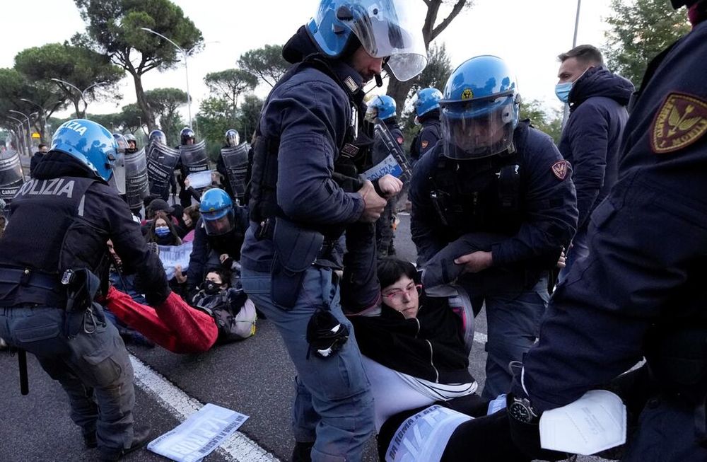 Manifestantes protestas a las afueras de la cumbre del G20 por la falta de políticas para luchar contra el cambio climático